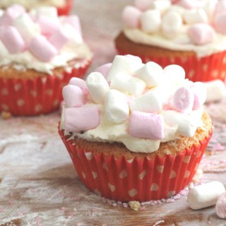 marshmallow cupcakes with a marshmallow fluff filling | www.myfussyeater.com