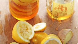 Mixture of honey deals and lemon