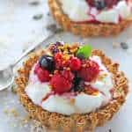 oats seeds nut granola tart with berries
