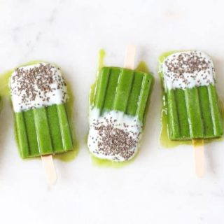 Eat your greens in a popsicle! Delicious and healthy Pea & Spinach Smoothie Popsicles dipped in yogurt and chia seeds | My Fussy Eater