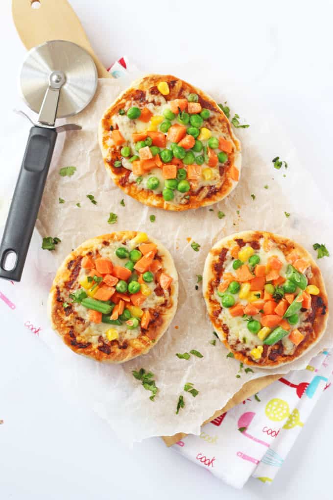 Whip up a super speedy dinner for the family with these 5 minute Veggie Pitta Bread Pizzas | My Fussy Eater blog