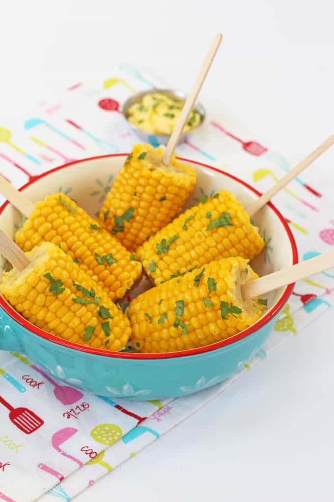 Kids love corn but make it even more fun by putting in on a stick! Try these Corn on the Cob Pops for dinner tonight! | My Fussy Eater blog