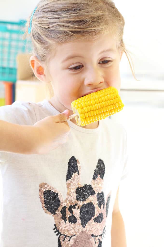Kids love corn but make it even more fun by putting in on a stick! Try these Corn on the Cob Pops for dinner tonight! | My Fussy Eater blog