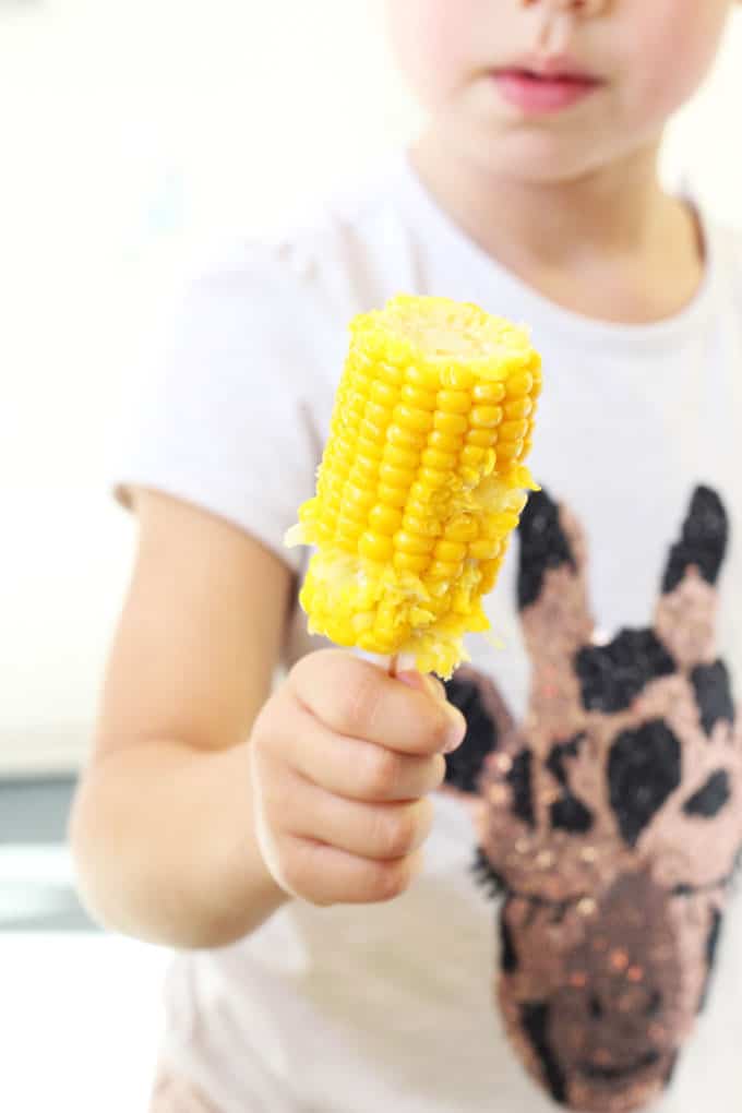 Kids love corn but make it even more fun by putting in on a stick! Try these Corn on the Cob Pops for dinner tonight! | My Fussy Eater blog