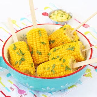 Kids love corn but make it even more fun by putting in on a stick! Try these Corn on the Cob Pops for dinner tonight! | My Fussy Eater blog