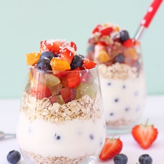Kids will love making their own Breakfast Pots with yogurt, fruit and oats. A delicious and healthy breakfast! | My Fussy Eater blog