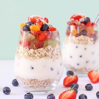 Kids will love making their own Breakfast Pots with yogurt, fruit and oats. A delicious and healthy breakfast! | My Fussy Eater blog