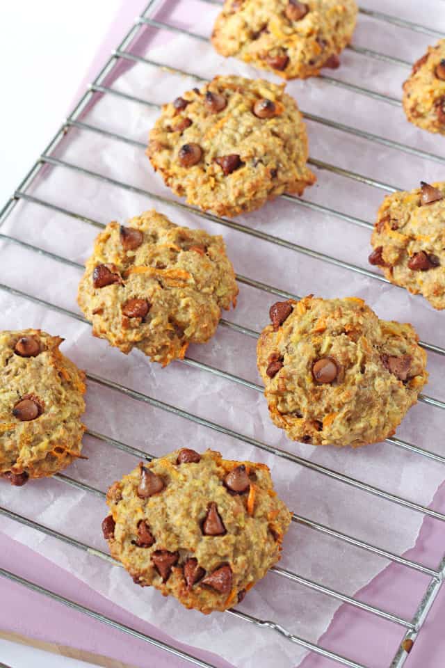 closed up of the baked cookies on the wire rack