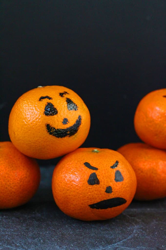 These Clementine Pumpkins are a fun and healthy Halloween snacks for kids! | My Fussy Eater blog