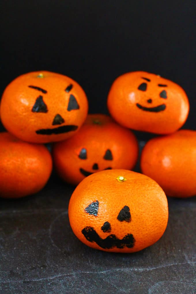 These Clementine Pumpkins are a fun and healthy Halloween snacks for kids! | My Fussy Eater blog