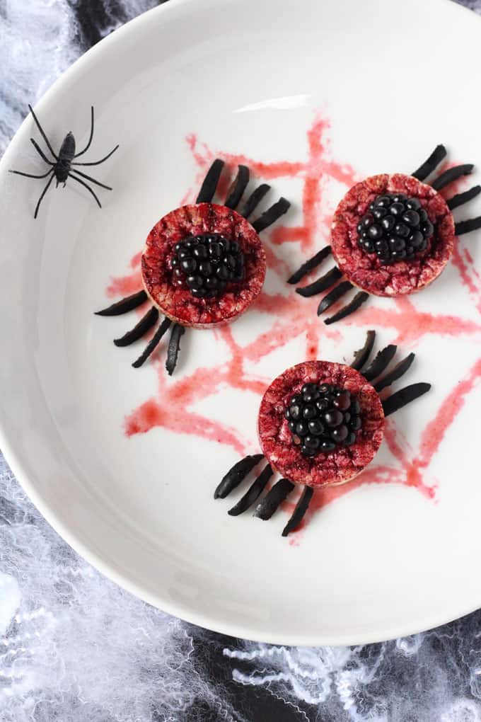 These delicious spooky spiders are the perfect fun and scary treat for your little one’s Halloween party, and they’re really easy to make. Trick or treat? Good news, they’re a junk free Halloween treat!