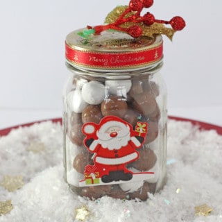 The kids will love making these super cute Chocolate Snowballs in a Jar as Christmas gifts for their friends! | My Fussy Eater blog