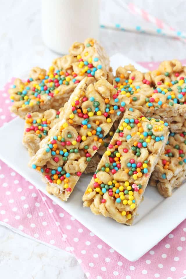 Super easy no-bake Cheerio Bars made with peanut butter and banana chips. A delicious snack that kids will love! 