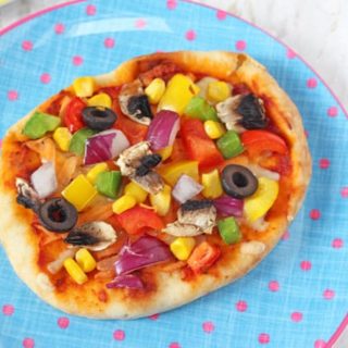 Get the kids involved in making their own meals with these super easy DIY Pitta or Naan Bread Veggie Pizzas! | My Fussy Eater blog