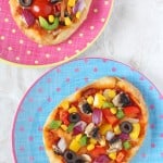 Get the kids involved in making their own meals with these super easy DIY Pitta or Naan Bread Veggie Pizzas! | My Fussy Eater blog