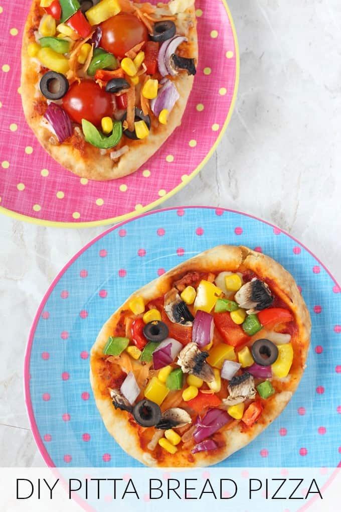 Get the kids involved in making their own meals with these super easy DIY Pitta or Naan Bread Veggie Pizzas! | My Fussy Eater blog