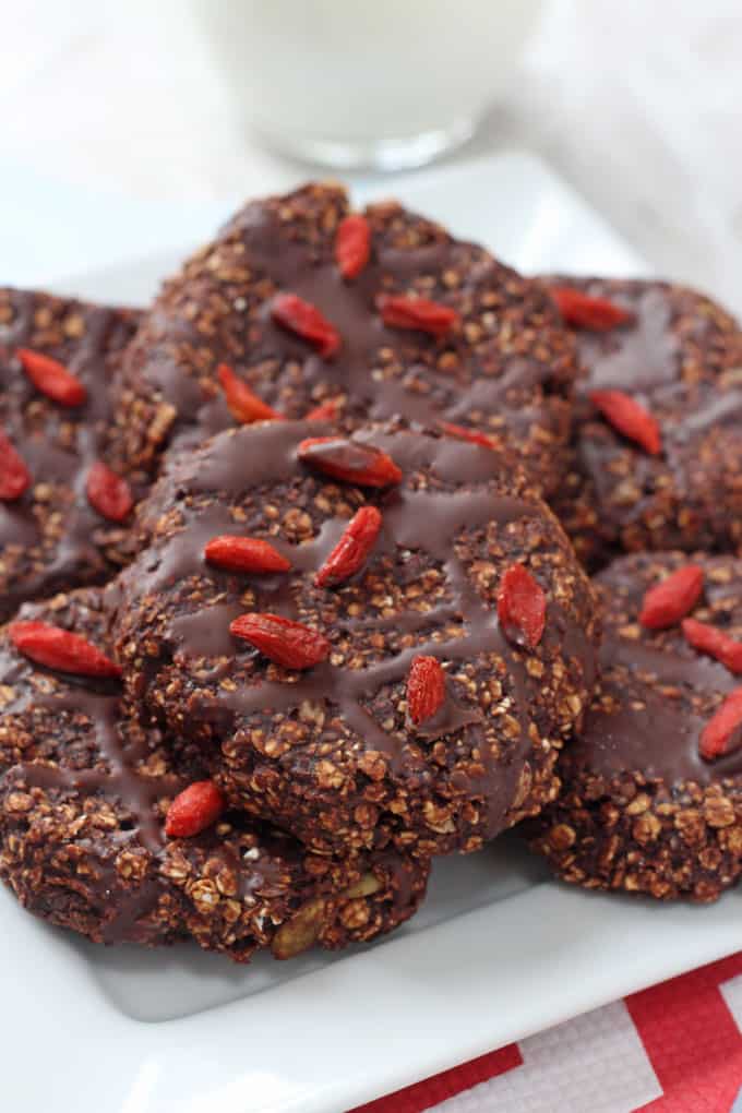 Chocolate cookies for breakfast? Yes please! These cookies are packed full of slow releasing carbs, fibre and nutrients, helping to keep you and your family full until lunchtime!