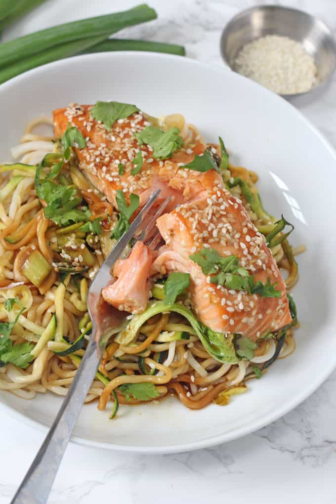 The finished sesame & salmon noodle parcels served in a bowl.