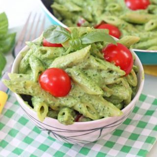 A quick and easy recipe perfect for picky eaters; Creamy Avocado & Spinach Pasta with a no-cook sauce!