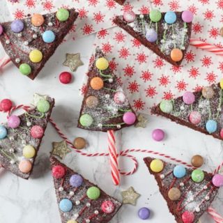 Have some fun with festive baking and make these Christmas Tree Chocolate Cake Pops. They are really easy to make and the kids will absolutely love decorating them!