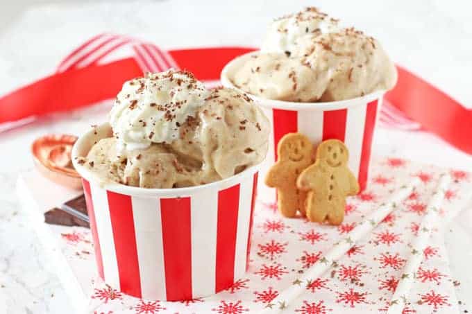Мороженое с имбирным пряником подается в маленьких красных и белых картонных коробочках, украшенных мини-пряничными человечками и шоколадной стружкой.