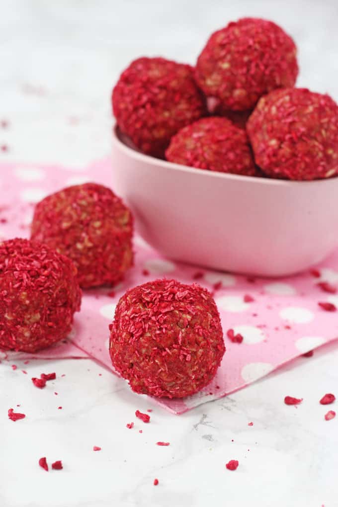 Delicious and healthy energy bites packed full of oats, peanut butter, freeze dried raspberries and shredded coconut. A tasty and nutritious snack that adults and kids will love!