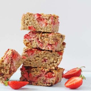 A delicious and filling breakfast bar recipe, packed full of healthy ingredients such as quinoa, oats, bananas and strawberries. These bars make the perfect nutritious start to the day for the whole family and are a great grab and go breakfast!