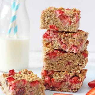 A delicious and filling breakfast bar recipe, packed full of healthy ingredients such as quinoa, oats, bananas and strawberries. These bars make the perfect nutritious start to the day for the whole family and are a great grab and go breakfast!