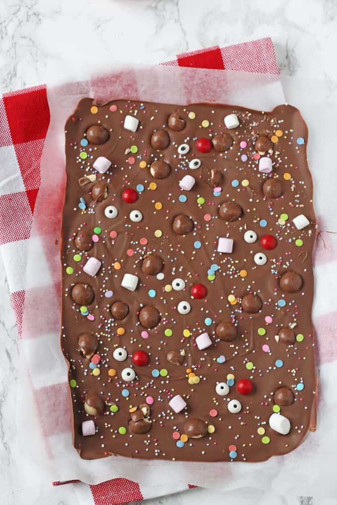 Get the kids involved in making some treats for Red Nose Day with this fun Chocolate Bark topped with malteasers, marshmallows and sweets!