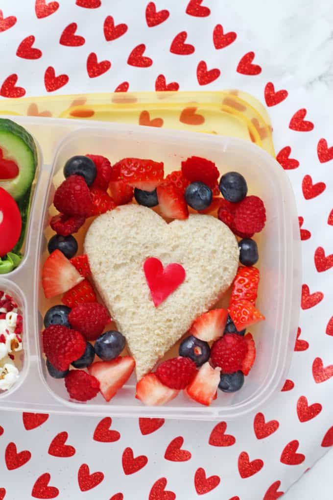 Make this super cute and really easy Valentine's Day inspired packed lunch for your kids. It's tasty, healthy and is sure to put a big smile on your little munchkin's face this Valentine's Day!