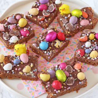A delicious no-bake Easter delicious made with cornflakes, chocolate and peanut butter and topped with Mini Eggs and Smartie Eggs!