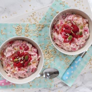 A simple but super easy breakfast for kids packed with oats, seeds, yogurt and fruit. Spend just 2 minutes prepping this tonight and tomorrow you'll wake up to this delicious breakfast perfect for Spring and Summer!