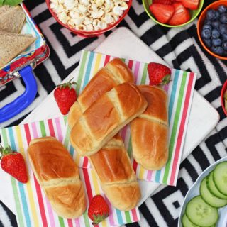 Packing up a picnic to take out and about this summer doesn't have to be difficult. Here's my tips for creating a simple but delicious picnic lunch in just 5 minutes!