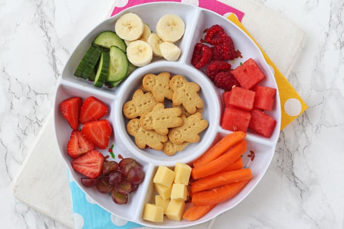 We all know toddlers love snacks but did you know that snacking actually serves a really important purpose for young children? Here's how!