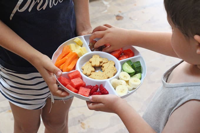 We all know toddlers love snacks but did you know that snacking actually serves a really important purpose for young children? Here's how!