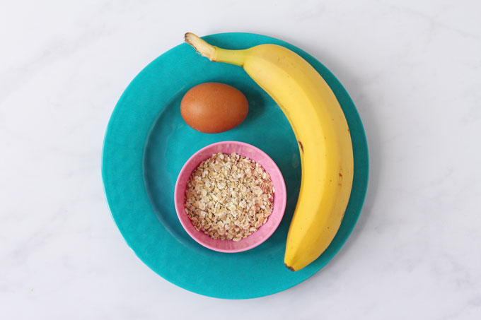 Blue plate with a banana, an egg and oats