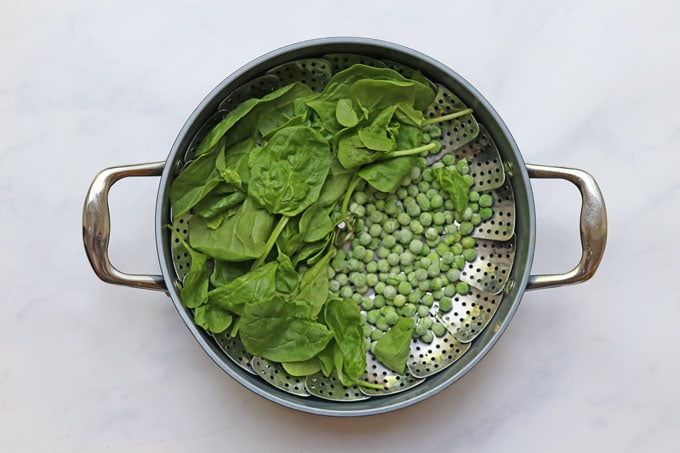 Spinach and peas in a steamer