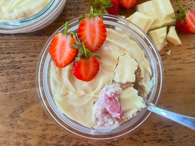 Easy breakfast recipes and prep ideas for kids - Strawberry and white chocolate overnight oats in a glass casserole dish, topped with chopped fresh strawberries