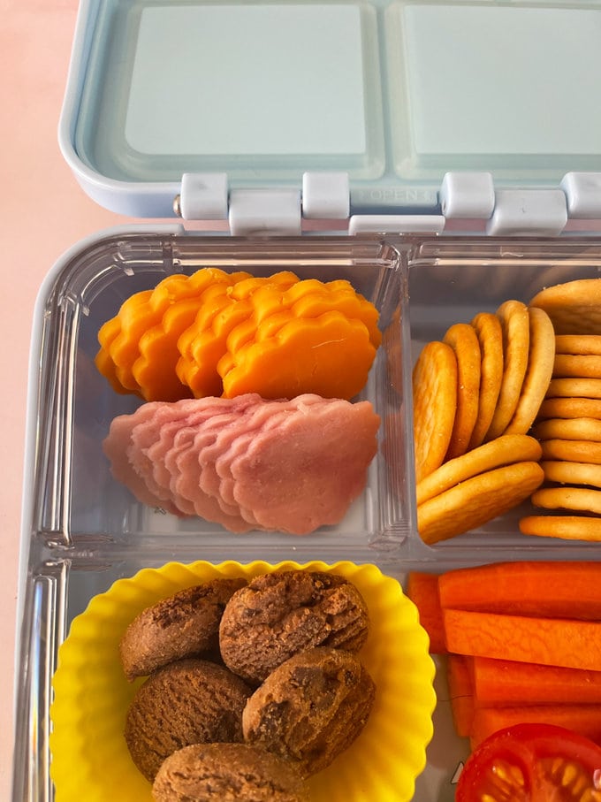 https://www.myfussyeater.com/wp-content/uploads/2022/09/Packed-Lunch-Lunchables04.jpg