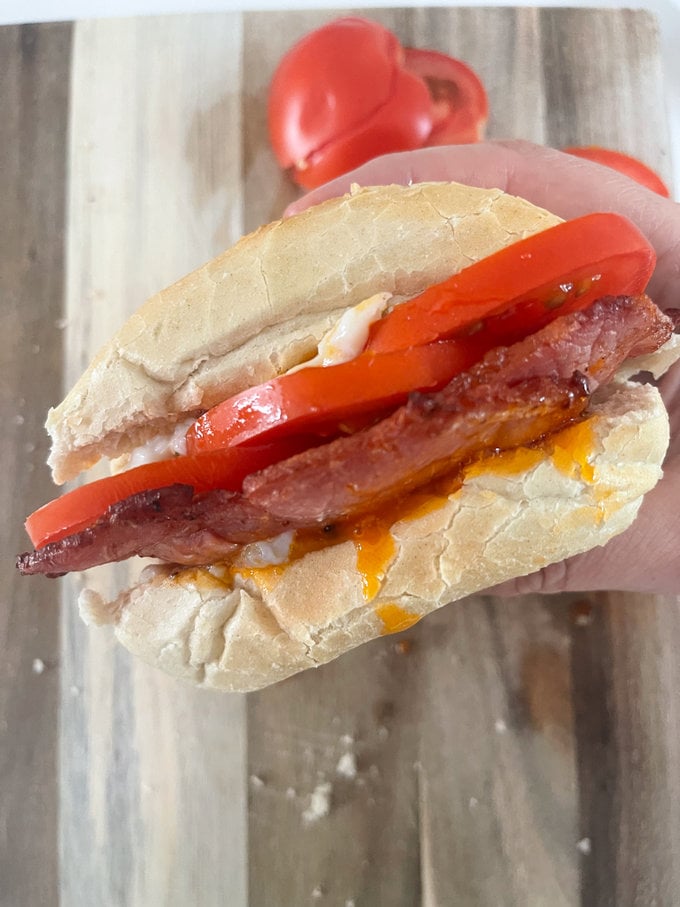 Airfryer roll filled with egg, bacon and tomato.