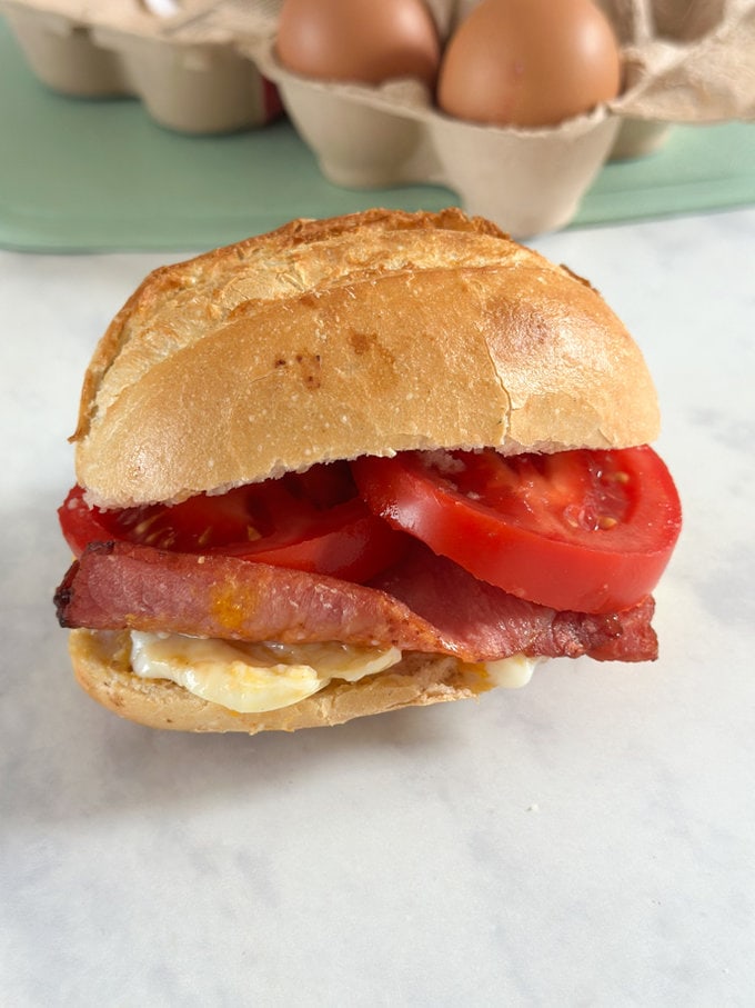 Airfyer breakfast roll with egg,bacon and two slices of tomatoes.