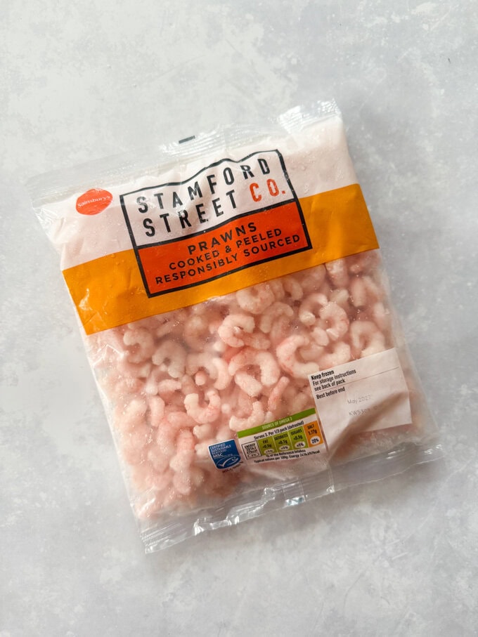 Un sac de crevettes sur le plan de travail de la cuisine.