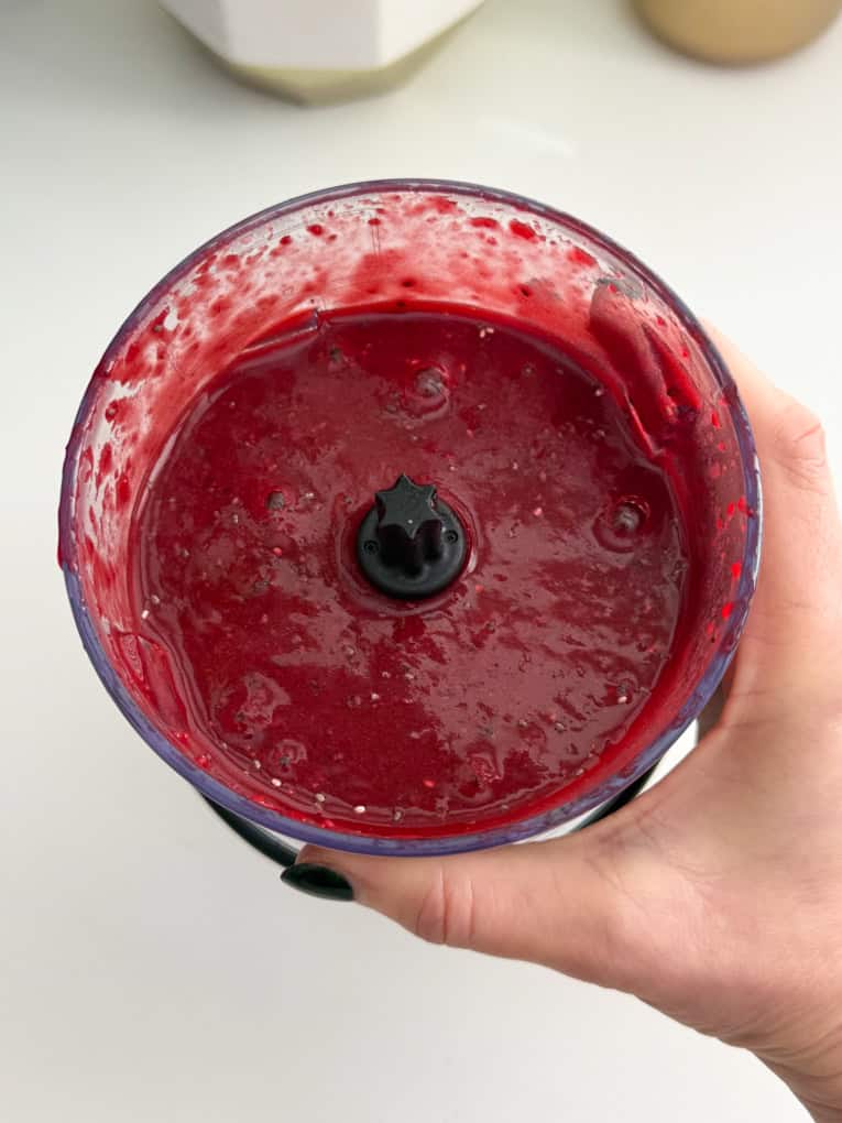 Confiture de chia mélangée au robot culinaire.