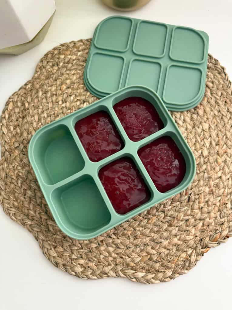 Confiture de chia dans un récipient divisé allant au congélateur.