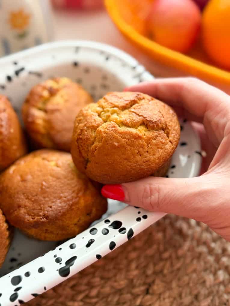 Frittelle di mele e arance servite in un piatto con stampa dalmata.