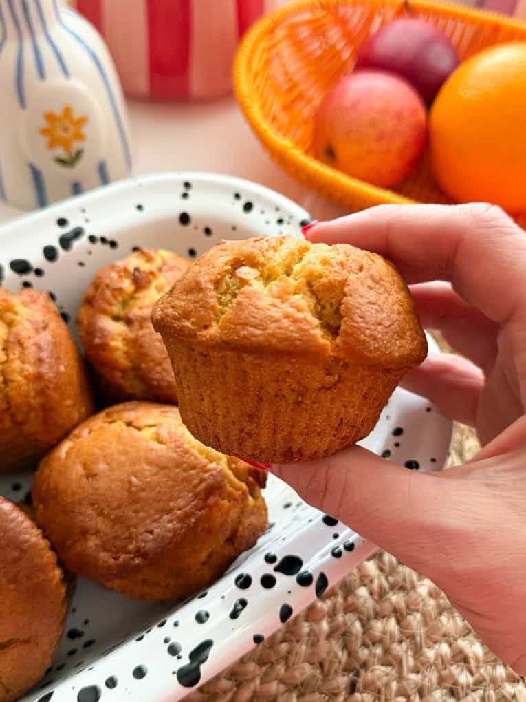 Frittelle di mele e arance servite in un piatto con stampa dalmata.