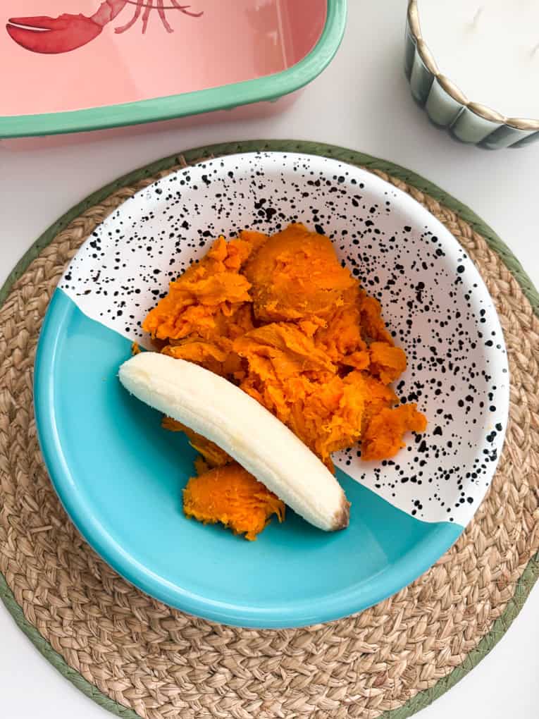 Patate dolci e banane cotte in pentola.