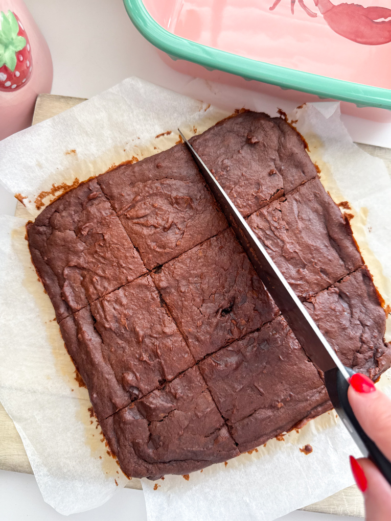 Un brownie tagliato in quadrati uguali.